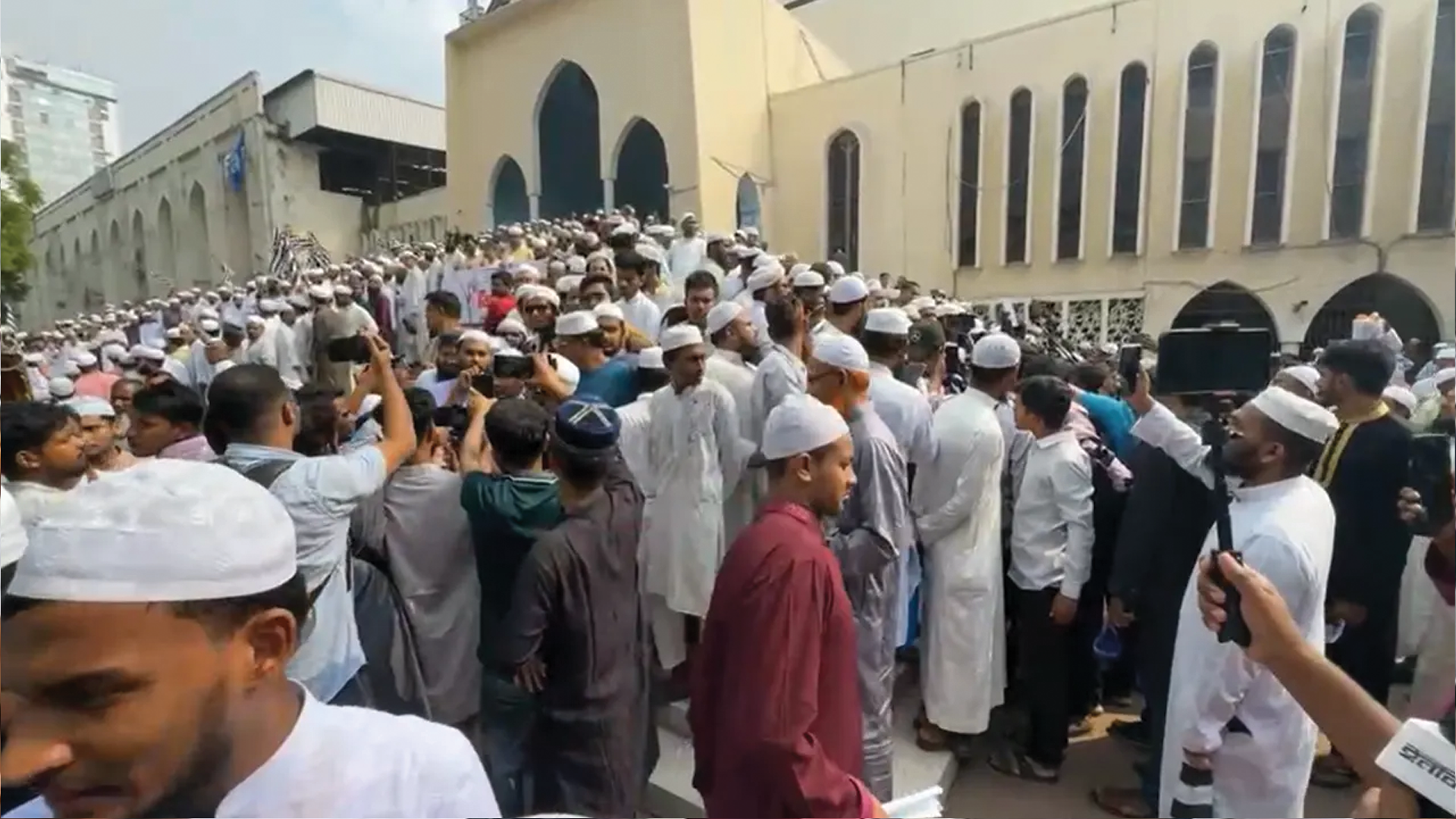 বায়তুল মোকাররমে খতিবের পক্ষে বিক্ষোভ, জামায়াতবিরোধী স্লোগান
